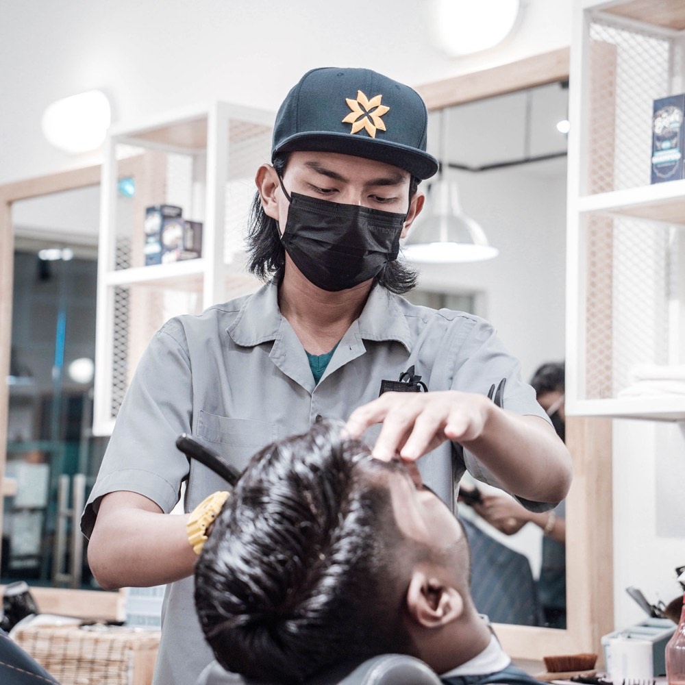 Nimroc barber at work